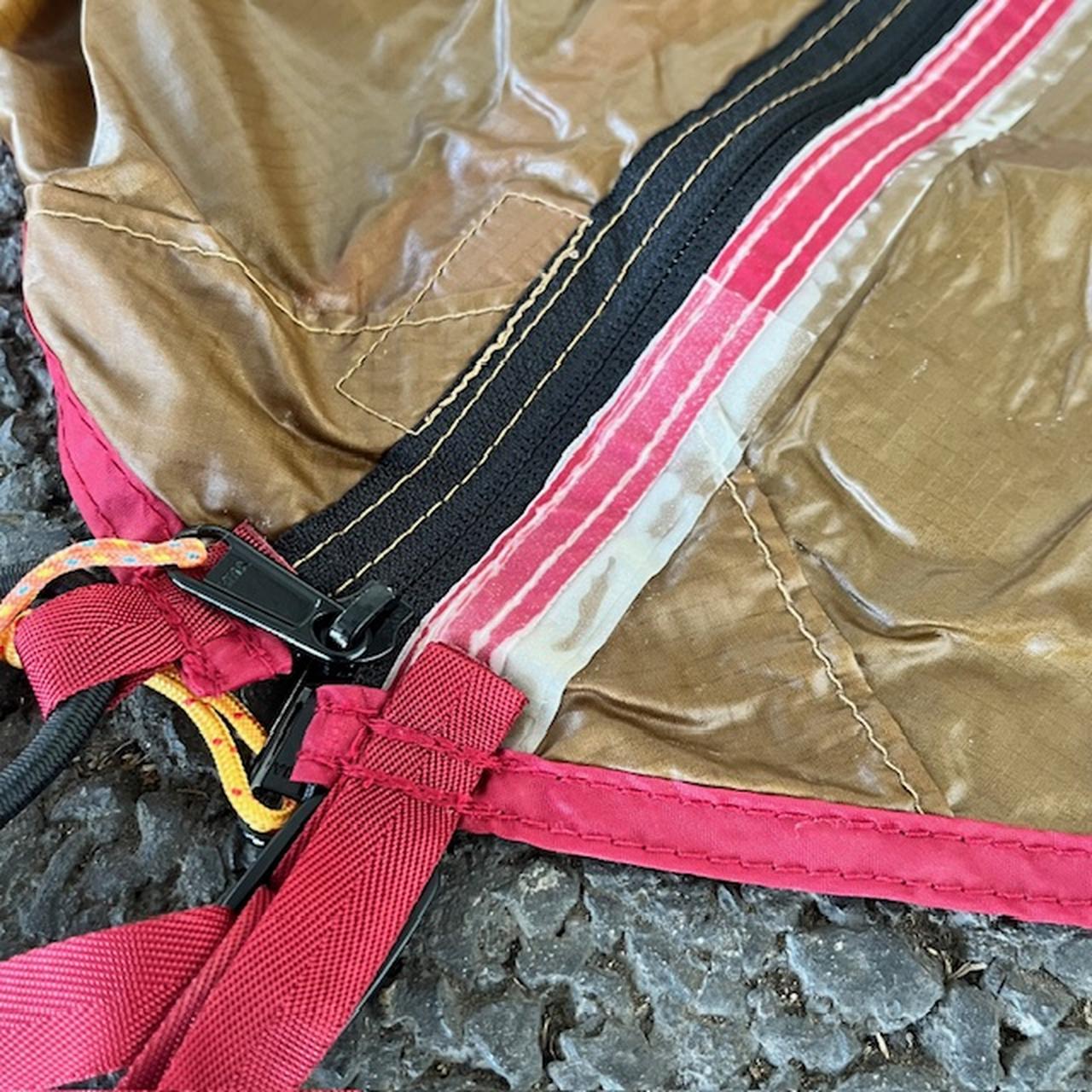 シームテープは所々で剥離があります。